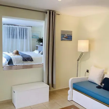 The Blue House Vromolithos