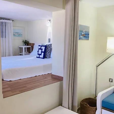 The Blue House * Vromolithos