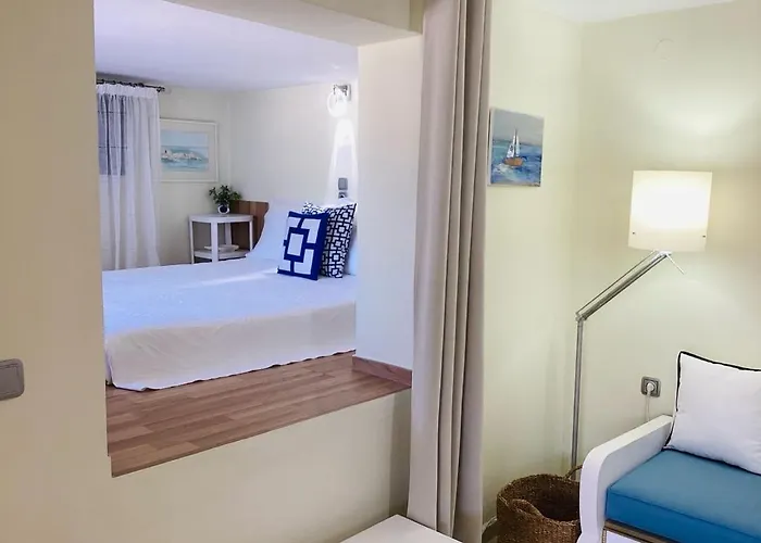 The Blue House * Vromolithos